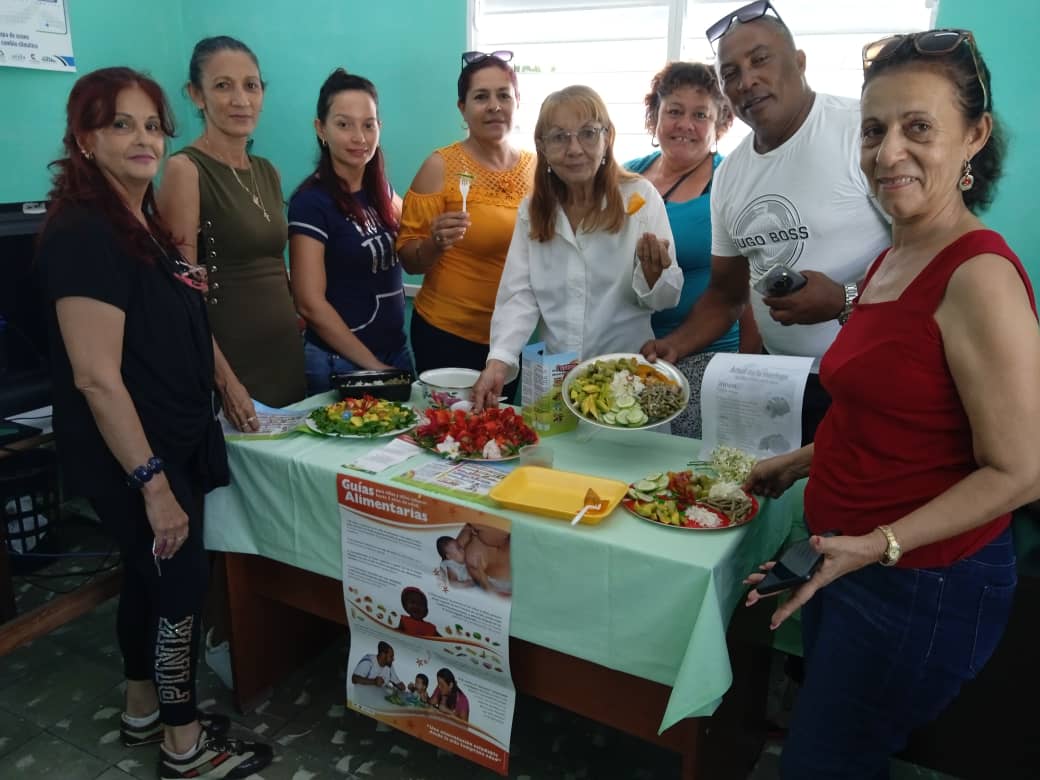 ProsaludHolguin's tweet photo. Los hábitos de alimentación saludables son motivo para reunir al colectivo del Centro Provincial de Higiene Epidemiología y Microbiología de Holguín, qué con su trabajo diario se empeñan en promover la importancia de los alimentos para una vida esencialmente saludable.

#Prosalud https://t.co/qYcMzqjI0F
