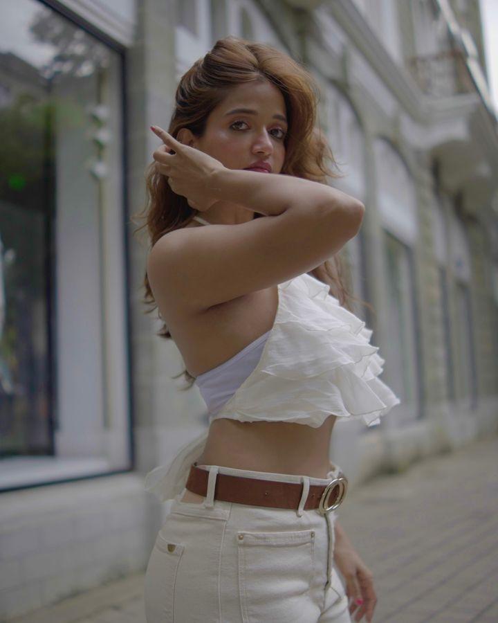 GZvpxtaW4BIYORt?format=jpg&name=900x900