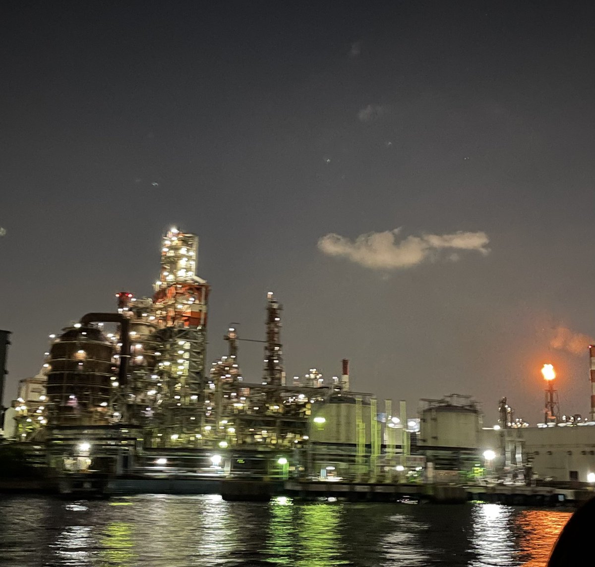 tomouniverse's tweet photo. 工場夜景クルーズに乗ってみた🚢
きれいだったし、近くで観ると迫力ありでした✨
川崎のモンサンミッシェルと言われているそうです😌

#工場夜景
#クルーズ 
#工場夜景クルーズ 
#川崎 https://t.co/TMpOTY3miq