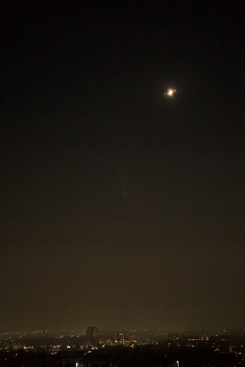 SteadyJenny's tweet photo. Poor comet ☄️ doesn’t stand a chance in the city.

#OrtCloudComet
#CometTsuchinshanATLAS https://t.co/hLJusEBWhD