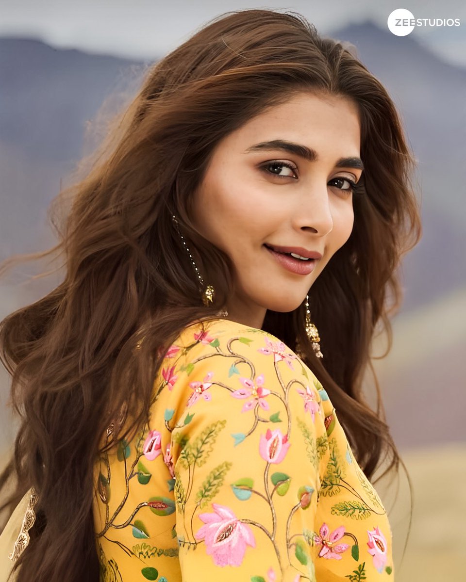 ZeeStudios_'s tweet photo. Happy birthday to the gorgeous actress who dazzles when she’s on screen! ✨

She’s ready to make you fall in love once again in #Deva.

@hegdepooja 

#HappyBirthdayPoojaHegde #KisiKaBhaiKisiKiJaan #ZeeStudios https://t.co/OSRkK47prO