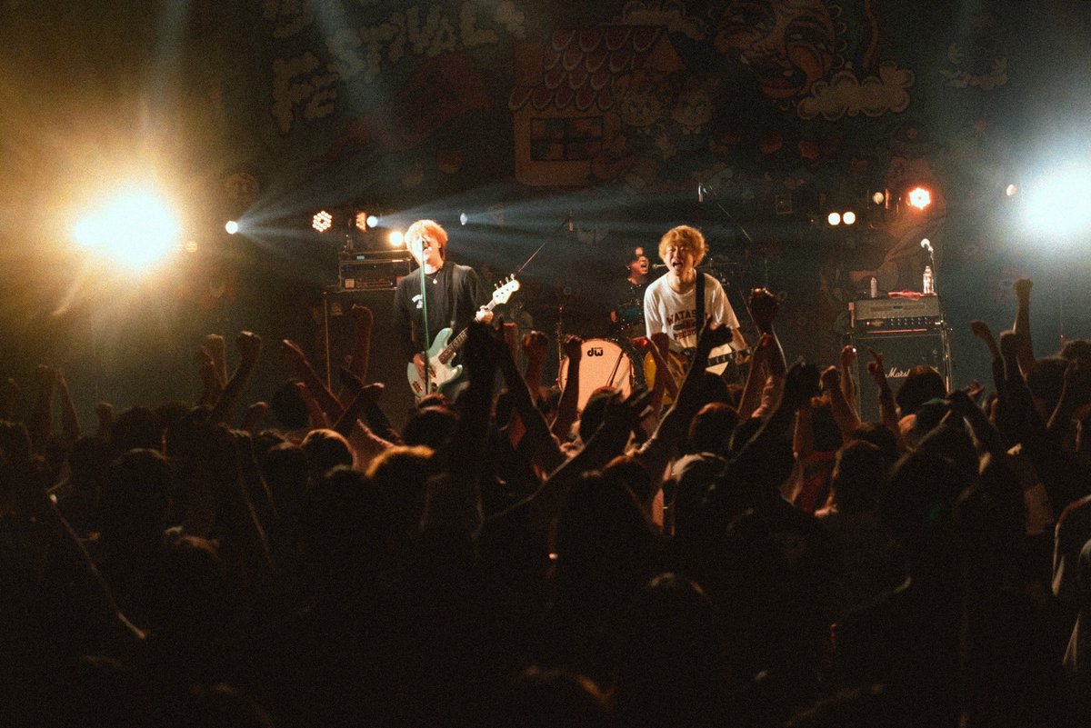 2YOU_MAGAZINE's tweet photo. 【BACK "DEMO" LIFT】FINALにして原点回帰のデモ時代再現ライブで開幕した2日目。あの頃ZionやR.A.Dで鳴っていた幼馴染のような曲たちをダイアモンドホールで羽を広げて飛び立つように歌う姿に、キチクの髪までウルフに見えてくるほど。でもこれは懐古じゃなく前進。
#少年少女秘密基地
📸 @_hbworks https://t.co/qfUm64hFke