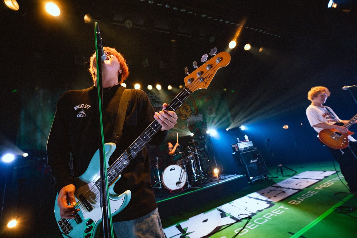 2YOU_MAGAZINE's tweet photo. 【BACK "DEMO" LIFT】FINALにして原点回帰のデモ時代再現ライブで開幕した2日目。あの頃ZionやR.A.Dで鳴っていた幼馴染のような曲たちをダイアモンドホールで羽を広げて飛び立つように歌う姿に、キチクの髪までウルフに見えてくるほど。でもこれは懐古じゃなく前進。
#少年少女秘密基地
📸 @_hbworks https://t.co/qfUm64hFke