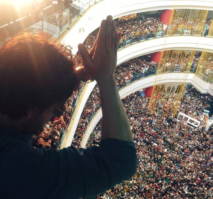 kiransrk13's tweet photo. Throwback to some pictures from promotions of Raees. @iamsrk

" Biggest crowd puller in the world " for a reason 🔥 https://t.co/Y6dfdiNvRA
