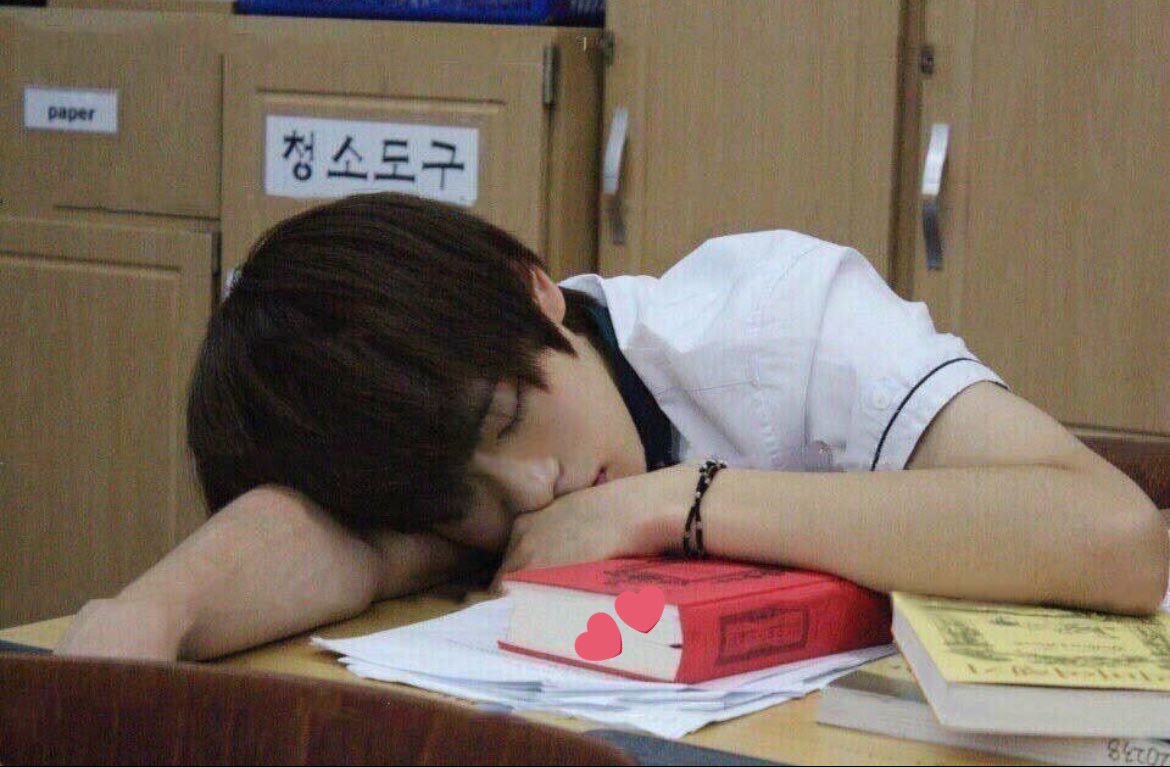 이것 컨셉 아닌게 아이돌 연생하면서도 틈틈이 책 쌓아두고 책갈피 꽂고 책 읽던 남자가 정재현임