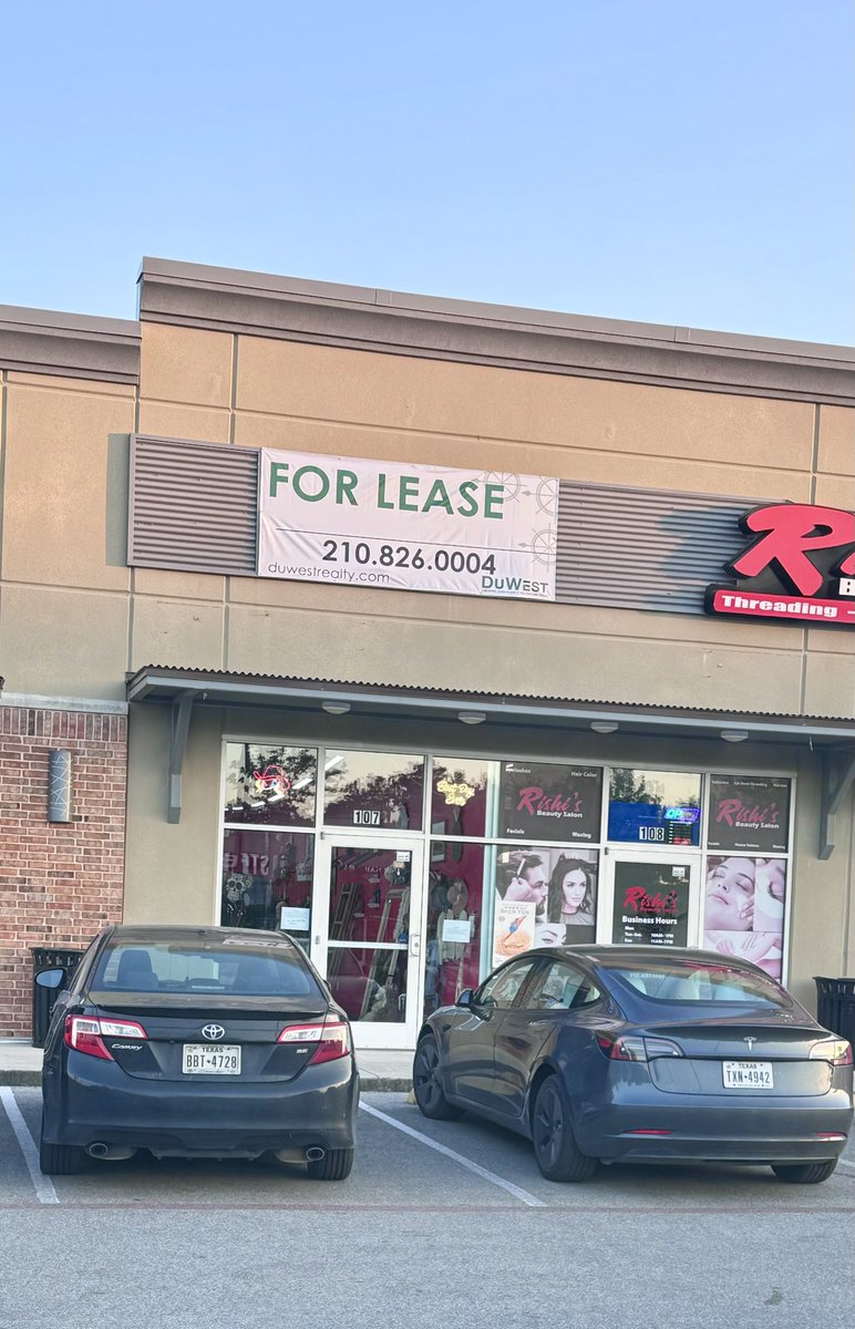 LStaging's tweet image. This is my Boutique; please tell me how customers can find my store. My lease is up in January, and the landlord did this right before Christmas. If this were a male-owned business, this wouldn't have happened. I’m happy I own a tall ladder! San Antonio isn’t good for WOMEN! 🤬