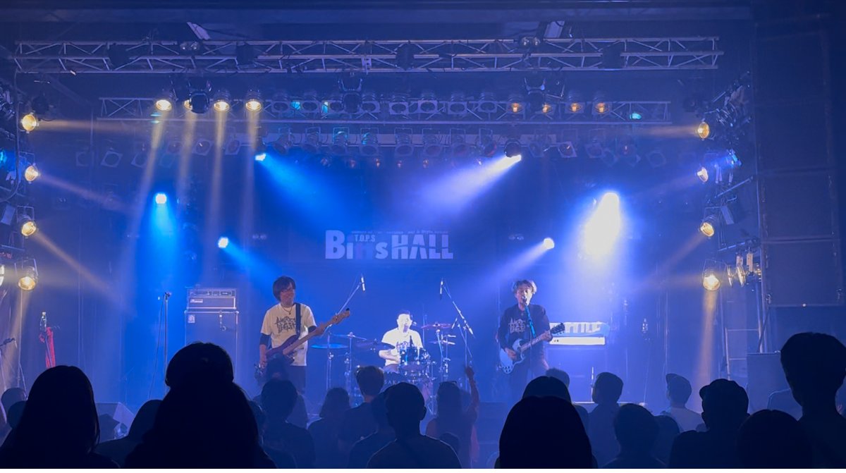 tops_inc's tweet photo. ⚡️SCRAMBLE12⚡️
三組目は、american Leg.ear( @americanLeg_ear )!
本日、最年長のアメレグ!!
パワーのあるパフォーマンスで盛り上がってます🔥
アメレグのGt.Voの塩月さんが、本日まる月ラーメン出店してます!!うまいです🍜😋
次は、EiHilEです🔥🔥🔥
#SCRAMBLE12 https://t.co/FesK2yPQUF