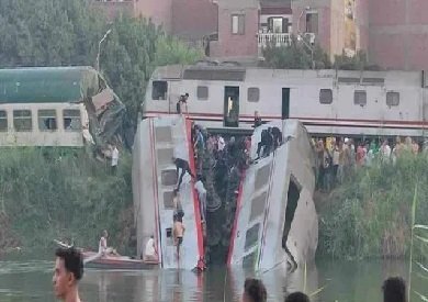 صورتان تشرحان حال مصر الآن!
بعد ساعات من افتتاح أضخم محطة قطارات في بشيتل، يحدث تصادم مروع لقطارين في المنيا وسقوط عربتين في الترعة والبحث عن غرقى!
الاهتمام بالشكل واللقطة دون إدارة محترفة جيدة بعيدًا عن عسكرة الدولة والمجاملات
لن يوصلنا إلى أي نتيجة سوى الفشل!
#كامل_الوزير 
#مصر