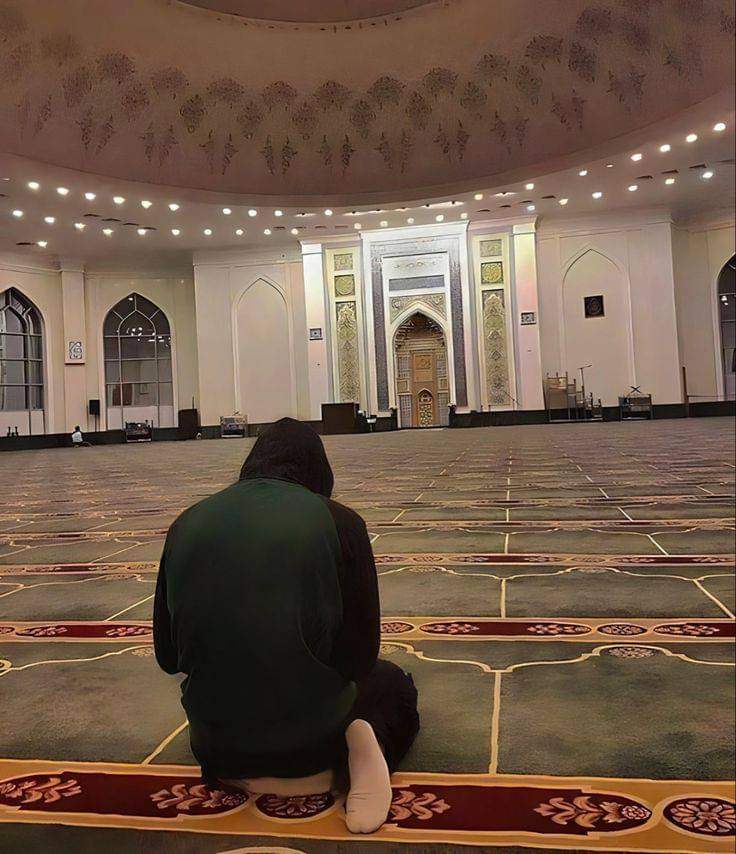 Al Imam Malik bin anas rahimahullah berkata :

“Apabila seorang manusia tidak mampu memperbaiki keadaan dirinya, maka tidak akan mungkin dia memperbaiki keadaan orang lain.”
 (Hilyatul Auliya 6/350)".