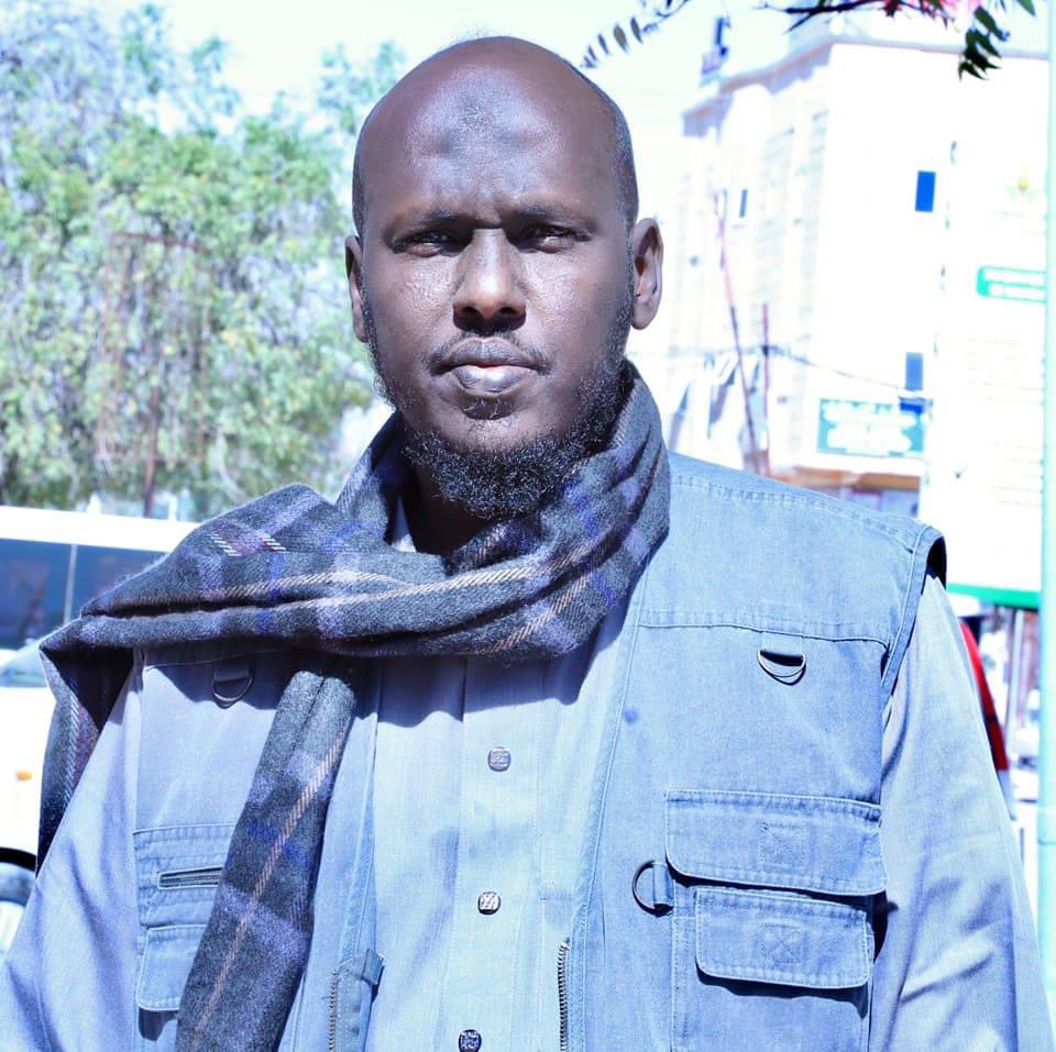 Jigjigamedia's tweet photo. Ina #Coldoon horta sheikh miyaa mise waa shaqsi Mashruuc ku soo qatay inuu xagjir ka dhigo shacabka somaliland ee doorashada galaya dhawaan kana istaajiyo iyo shabaabeeynta dhalinyrada somaliland? Sawirka dhanka midig waxa iga muuqda Koox #Ictisaam ah joogta USA oo taageertay dorashada mareykanka ineey somalidu doortaan xisbiga dimocratiga #Kamala Harris iyo #Tim Walz. Waa isla kuwa uu wax ka dhageesto ee u soo dhiibay mashruuca shabaabeynta caruurta somaliland. @Ogoreey @TvGeopolitics @SSTHawdReserve @AbwaanMartini @abdilmaalik