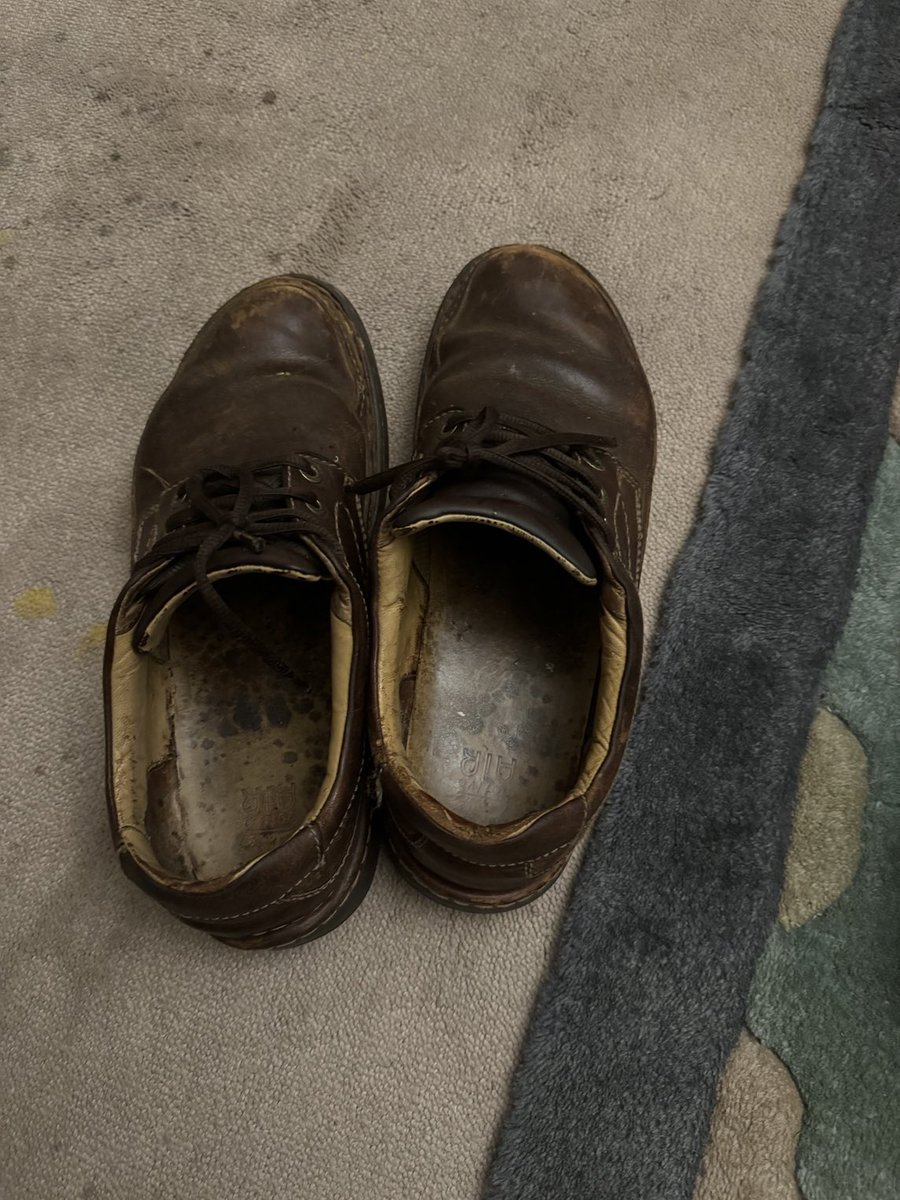 WaNkwatisa's tweet image. Tito Mboweni bothered no one man. He smoked his zol, abused garlic, loved his tin fish and old shoes, spoke with his posh accent, loved Rwanda and Lesotho. He didn't care that he had the country's bank acc pin code, he'd drive from Limpopo to Killarney one man💔😭😔