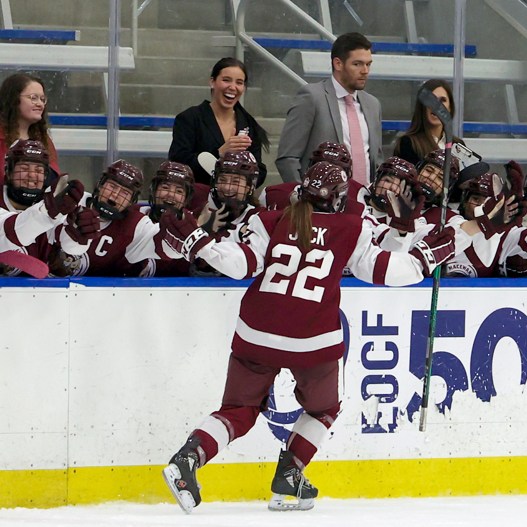 W🏒| RECAP
<a href="/GriffinsWHKY/">MacEwan Griffins Women's Hockey</a> rallies from 2-0 down to force OT before Sydney Jack scores twice in the shootout to lift the Griffs to a 3-2 win over <a href="/ReginaCougars/">U of R Cougars</a>.
#GriffNation
📷 Jefferson Hagen

STORY➡️macewangriffins.ca/sports/wice/20…