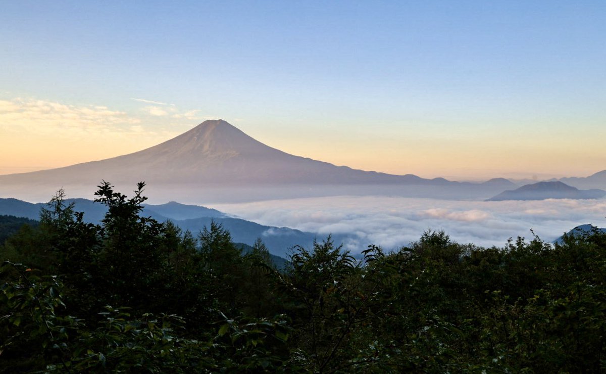 雲海に浮かぶ富士山。
高台からの富士山は稜線の美しさが際立ちます。
雲海も薄っすら染まり癒しのひと時。
2024.10.13   6:05am