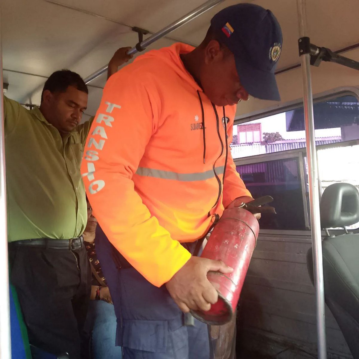 🚍 En la Policía Nacional Bolivariana en su servicio de Tránsito, nuestra prioridad es la seguridad de todos los ciudadanos. En cada terminal de pasajeros, realizamos abordajes estratégicos para garantizar un ambiente seguro y protegido. Juntos, construimos un país más seguro..🚍