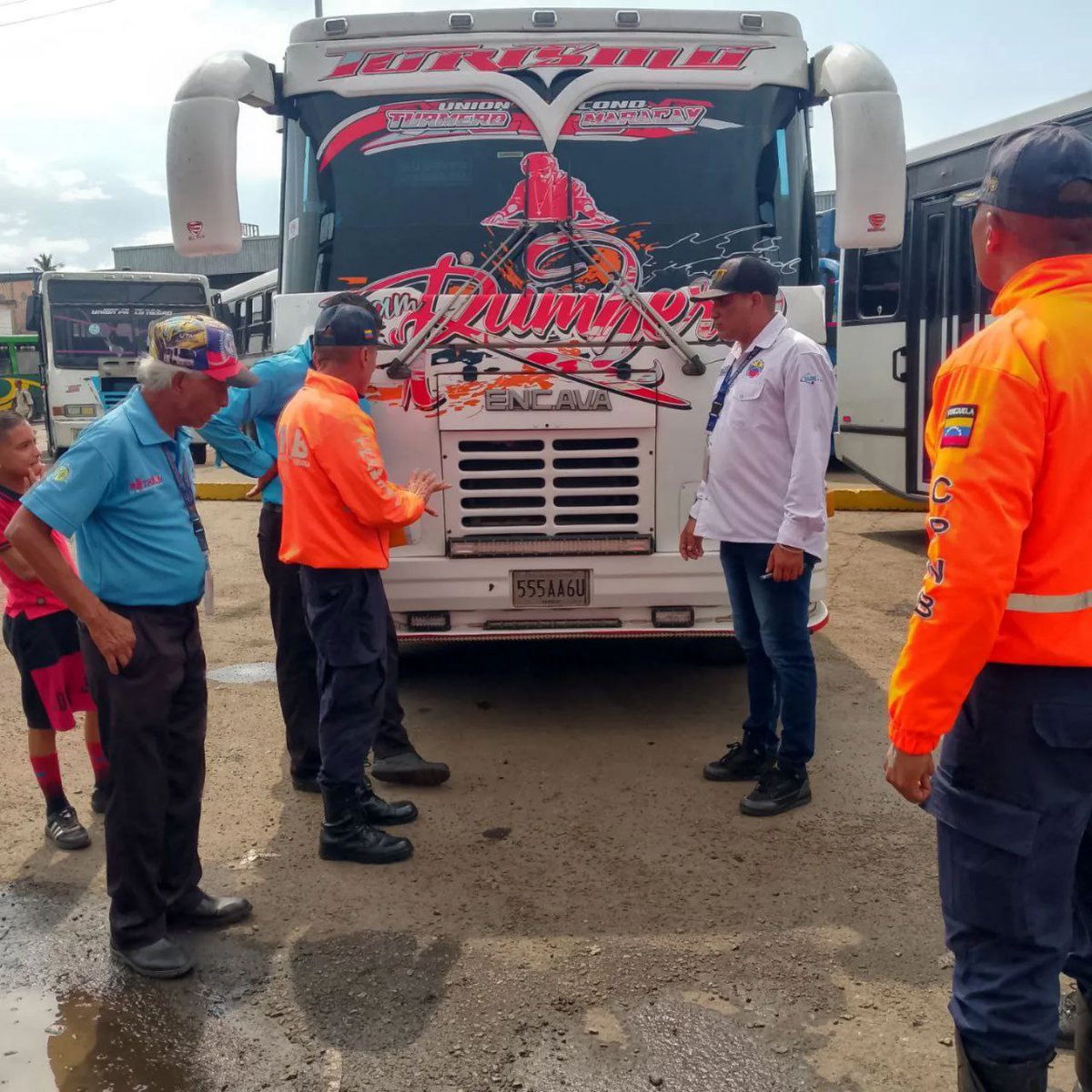 CpnbTerminalMcy's tweet photo. 🚍 En la Policía Nacional Bolivariana en su servicio de Tránsito, nuestra prioridad es la seguridad de todos los ciudadanos. En cada terminal de pasajeros, realizamos abordajes estratégicos para garantizar un ambiente seguro y protegido. Juntos, construimos un país más seguro..🚍 https://t.co/nhIZEodk8b