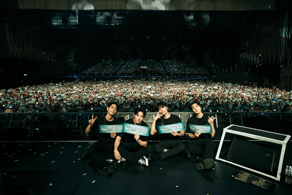 livenationmy's tweet photo. 𝗗𝗔𝗬𝟲 𝟯𝗥𝗗 𝗪𝗢𝗥𝗟𝗗 𝗧𝗢𝗨𝗥 <𝗙𝗢𝗥𝗘𝗩𝗘𝗥 𝗬𝗢𝗨𝗡𝗚> 𝗶𝗻 𝗞𝗨𝗔𝗟𝗔 𝗟𝗨𝗠𝗣𝗨𝗥 - 𝗗𝗔𝗬 𝟮, 𝟲𝗧𝗛 𝗢𝗖𝗧 𝟮𝟬𝟮𝟰

There’s nothing quite like the feeling of being at a DAY6 show. My Day you were indeed beautiful! 😍✨

📸: JYP Entertainment, Live Nation Malaysia, Graeme Tan

#DAY6 #데이식스 #DAY6_3RD_WORLDTOUR #FOREVER_YOUNG #Band_Aid #LiveNationMY