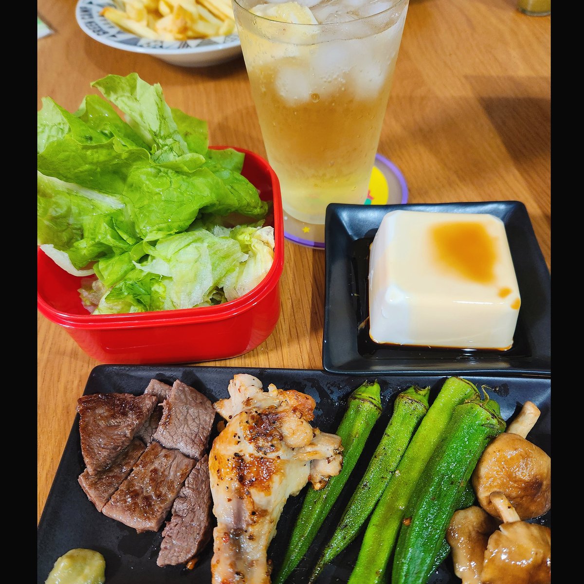 hikiuoni's tweet photo. お疲れ様でした~🍻♪
外でたら 金木犀のかおりがした✨秋だな~♪
手羽元焼いたやつと ちょっと良いお肉を
ワサビ塩で♡ あとオクラとしいたけ💕
で乾杯~🍺*(ˊᗜˋ*)و
#晩酌 #晩御飯 #ハイボール
#お酒好きな人と繋がりたい https://t.co/y5Jx63XXIY