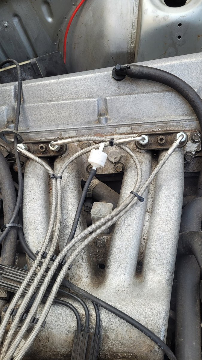 Car mechanics is not my gift.
But, I gave replaced the perished vacuum hose today!  🥳
#Saab900 #Classiccar