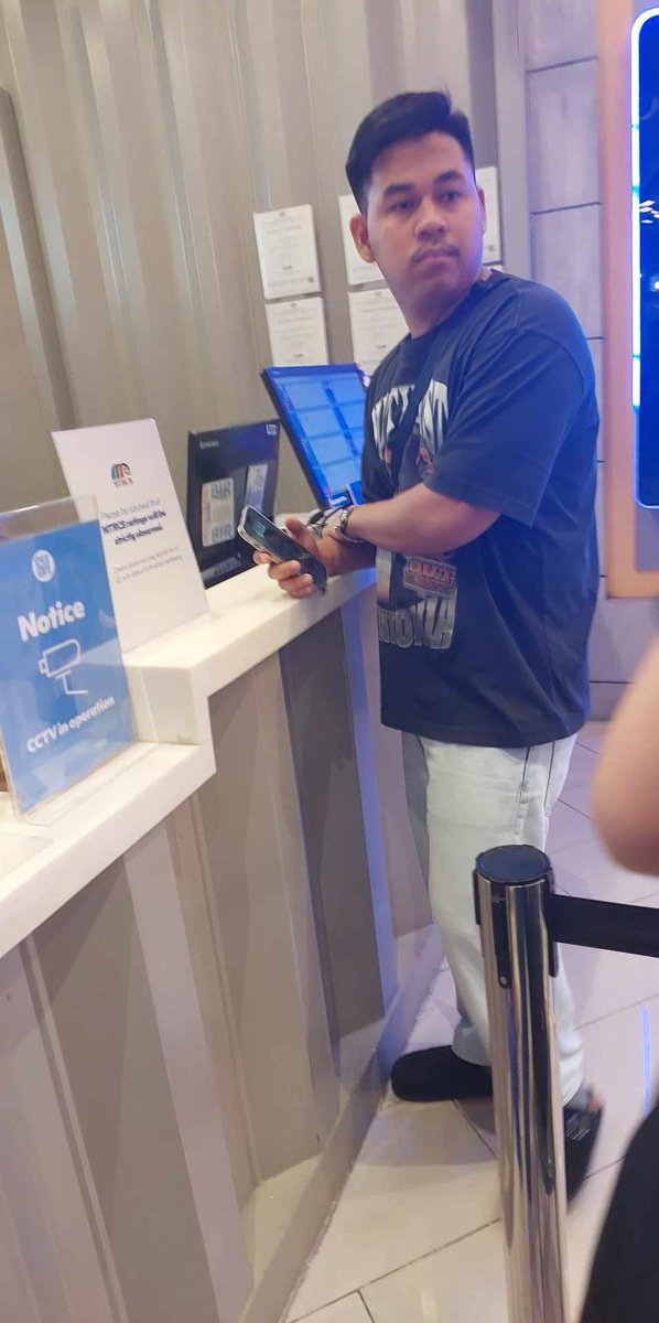 _xiuminmin_'s tweet image. WE SAW HIM DITO SA SM STA MESA, AND MAY IPAPAPRINT SIYANG TICKETS THEN NUNG NARAMDAMAN NIYANG NAKATINGIN AKO SA KANYA AND SINESEARCH KO NA SIYA BIGLA SIYANG NAGMAMADALING UMALIS, HALATA KA MASYADO KUYA
PS: WAG KAYONG BIBILI SA MGA SCALPERS PLEASE 
#2NE1_WELCOMEBACKinManilaDay2