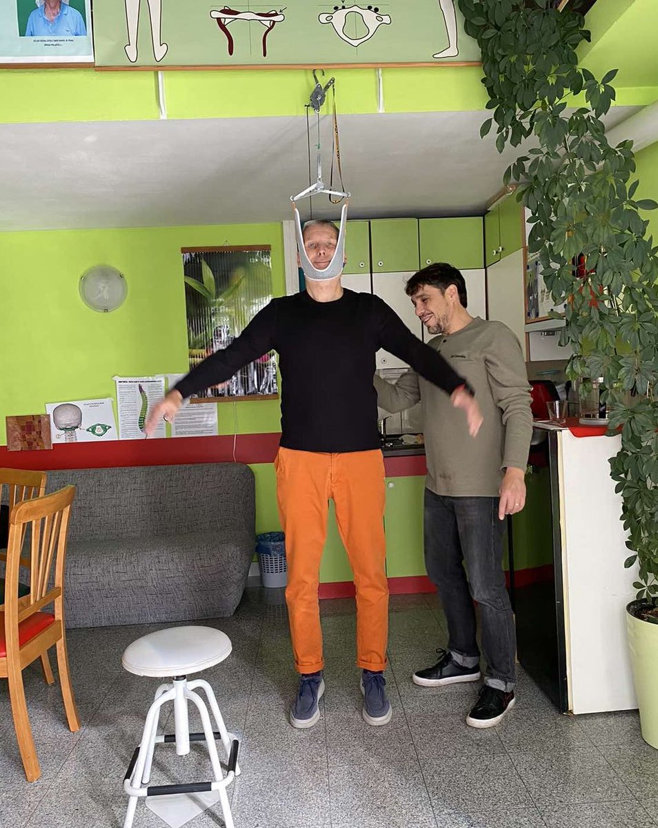 BojanPozar's tweet photo. Mimogrede. Ko vašemu najljubšemu novinarju regenerirajo #atlas prvo vretence.
#HumanUp #studioLjubljana https://t.co/XsNpgB6nT3