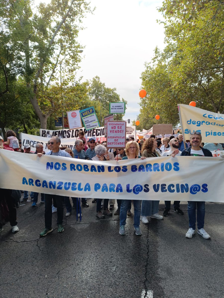 AVVerdeImperial's tweet photo. Multitudinaria manifestación por el derecho a la vivienda 
#13octViviendaPorDerecho https://t.co/lBpkKKI2mb