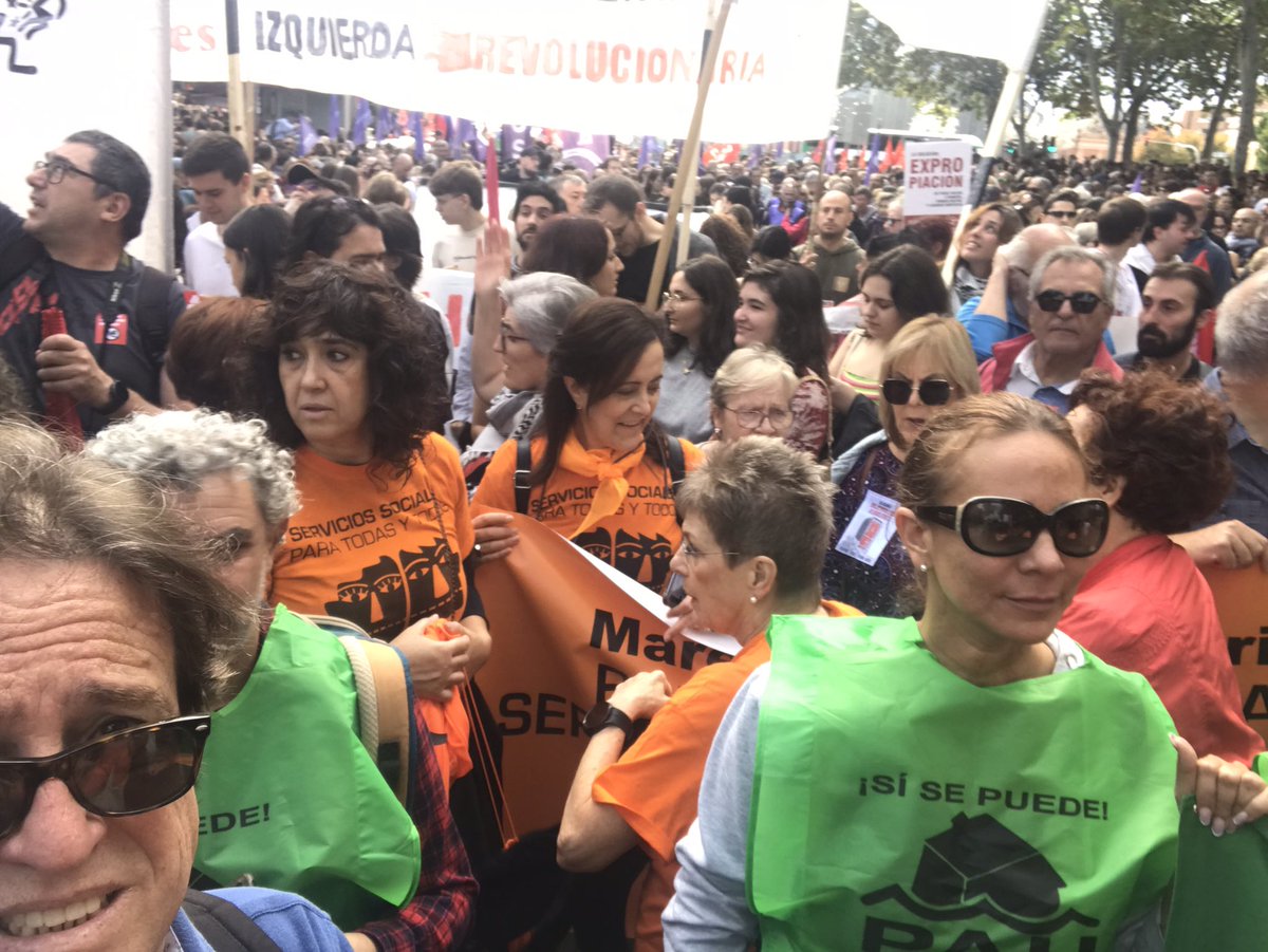 La <a href="/MareaNaranjaM/">Marea Naranja Madrid</a> en la Maní de la #vivienda Los derechos no son negociables. Venimos de años de abandono de las políticas de vivienda pública. <a href="/FRAVM/">Federación Vecinal de Madrid</a> <a href="/StopDesah_Parla/">ADAV PARLA</a> <a href="/MADRID/">Ayuntamiento Madrid</a> <a href="/ComunidadMadrid/">Comunidad de Madrid</a> <a href="/desdelamoncloa/">La Moncloa</a> <a href="/viviendagob/">Ministerio de Vivienda y Agenda Urbana</a> <a href="/PSOE/">PSOE</a> <a href="/PODEMOS/">Podemos</a> <a href="/MasMadrid__/">Más Madrid</a> <a href="/ppopular/">Partido Popular</a> <a href="/jacube67/">Javier Cuenca</a>
