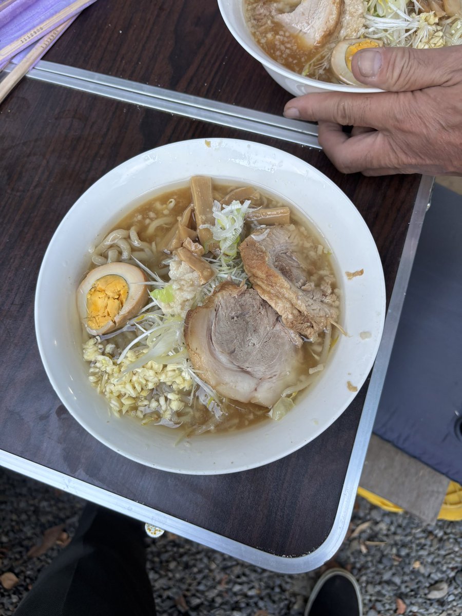 ja1xrm's tweet photo. お久しぶりの定例BBQ🍖

締めはいつもの寺二郎

ご主人曰く麺の加水に失敗したとの事ですが、ツルモチとした噛みごたえあるうんまいヤツ👍
白髪ネギ最高😊スープもライトで飲み放題豚も分厚くホロホロだっぺよ

優勝🏆 https://t.co/NffQOPc8RD