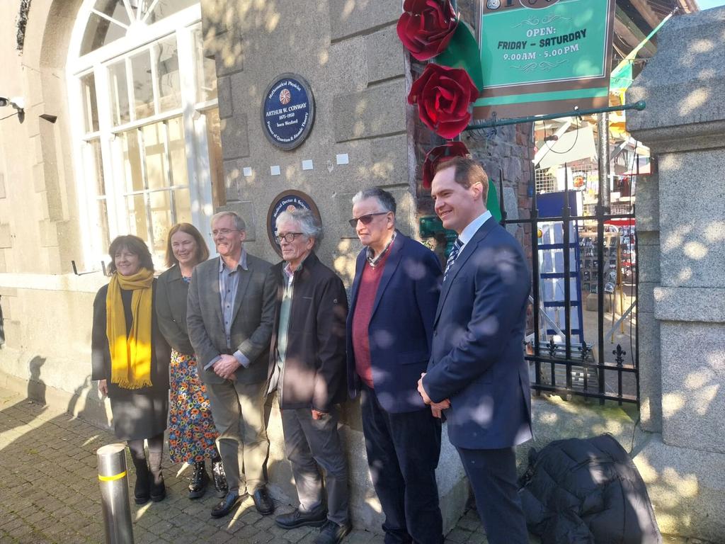The sun shone and a good crowd attended as a plaque to medical doctor Arthur Leared, born 1822 nearby in Main St, was unveiled in Bull Ring, Wexford, by Surgeon Ken Mealy, 3rd from left. Edward Leared (nearest camera), one of very few living members of the family, was present.