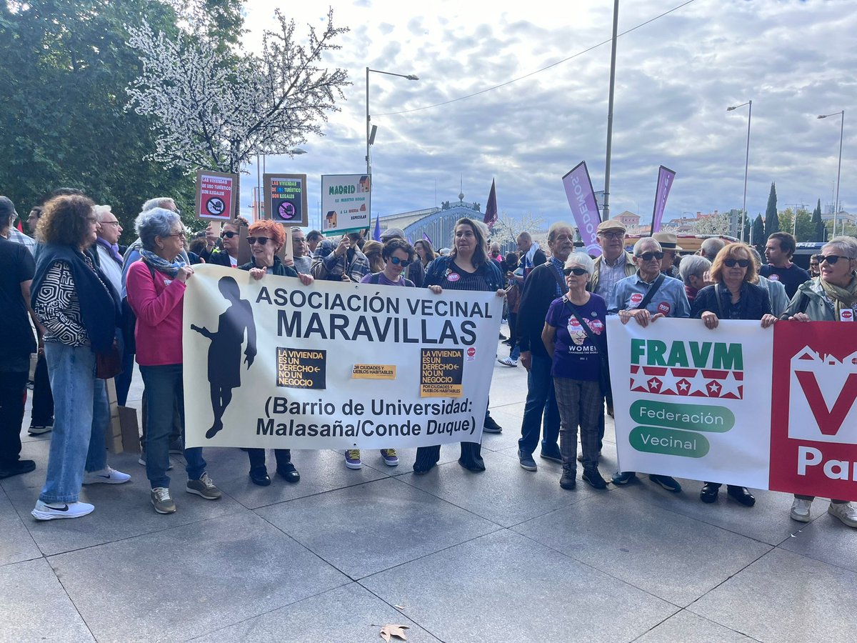 Hoy nos manifestamos por una vivienda digna.
Contra la turistificación 
Por la regulación de la vivienda de alquiler 
Porque se cumpla el art. 47 de la CE
Contra la especulación 
La vivienda es un derecho, no un negocio