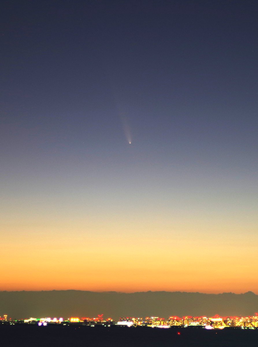 A spectacular #comet appeared over Tokyo this evening