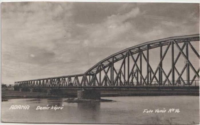 1️⃣ Adana gibi tarihi önemi olan şehirlerin kent hafızasında yer eden, şehirde röper görevi gören simge yapıları olur. Kentlilere ve yerel yöneticilere düşen görev, bu simge yapıları kent hafızasını geleceğe taşımak, kentlilik bilincini korumak için sahip çıkmaktır.