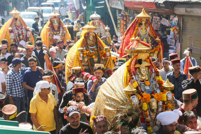 GulistanNewsTV's tweet photo. #Kullu | Devotees carry the palanquin of the deities to participate in the International Kullu Dussehra festival. #Devotees #palanquin #deities #KulluDussehra #festival https://t.co/CjZSj2lYLH