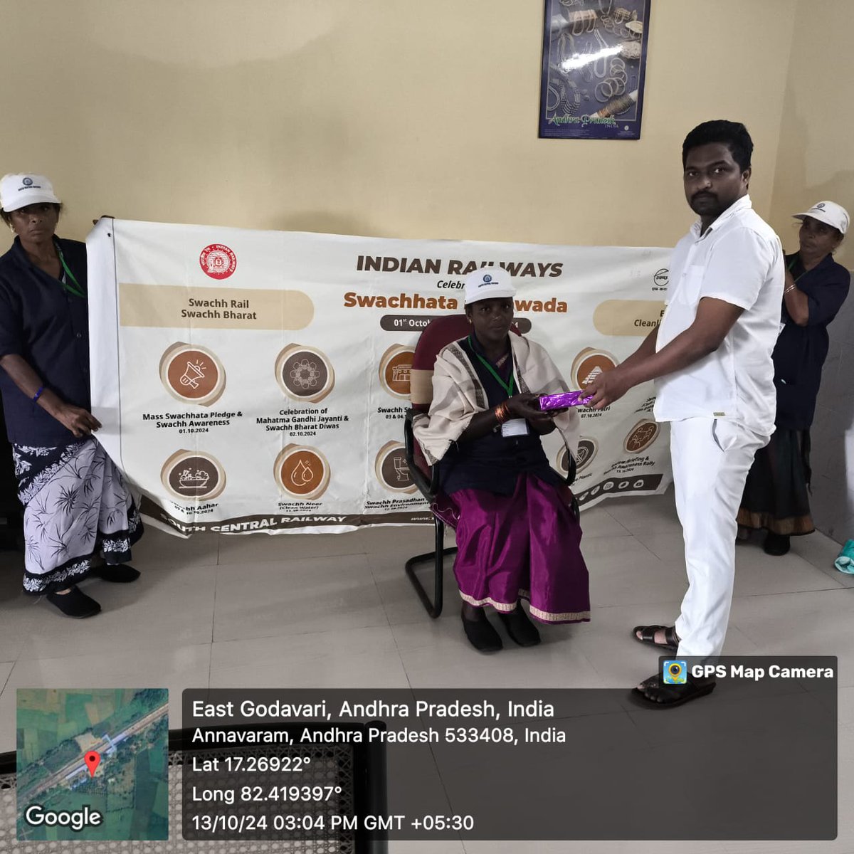 drmvijayawada's tweet photo. 🧹Safai Mitras' 💪hard work keeps our stations and rail journeys spotless✨

🚆 Celebrating their dedication

📍#Annavaram 

#SwachhataPakhwada2024
#SwachhCompetition
#SwachhBharat
#SwachhRailSwachhBharat 
#SpecialCampaign4 
#IRSpecialCampaign4
#BZASP24

@swachhbharat https://t.co/z3BbzbeeJJ