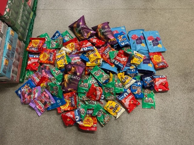 MPSWelling's tweet image. 🧙‍♀️Witches please! Where do you think you're going with those treats🎃
Officers were conducting CCTV enquiries when two prolific shoplifters entered the store &amp;amp; decided to steal by filling up their bags with chocolate &amp;amp; sweets. Both were arrested, charged &amp;amp; remanded for theft🚨