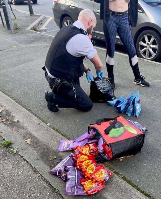 MPSWelling's tweet image. 🧙‍♀️Witches please! Where do you think you're going with those treats🎃
Officers were conducting CCTV enquiries when two prolific shoplifters entered the store &amp;amp; decided to steal by filling up their bags with chocolate &amp;amp; sweets. Both were arrested, charged &amp;amp; remanded for theft🚨