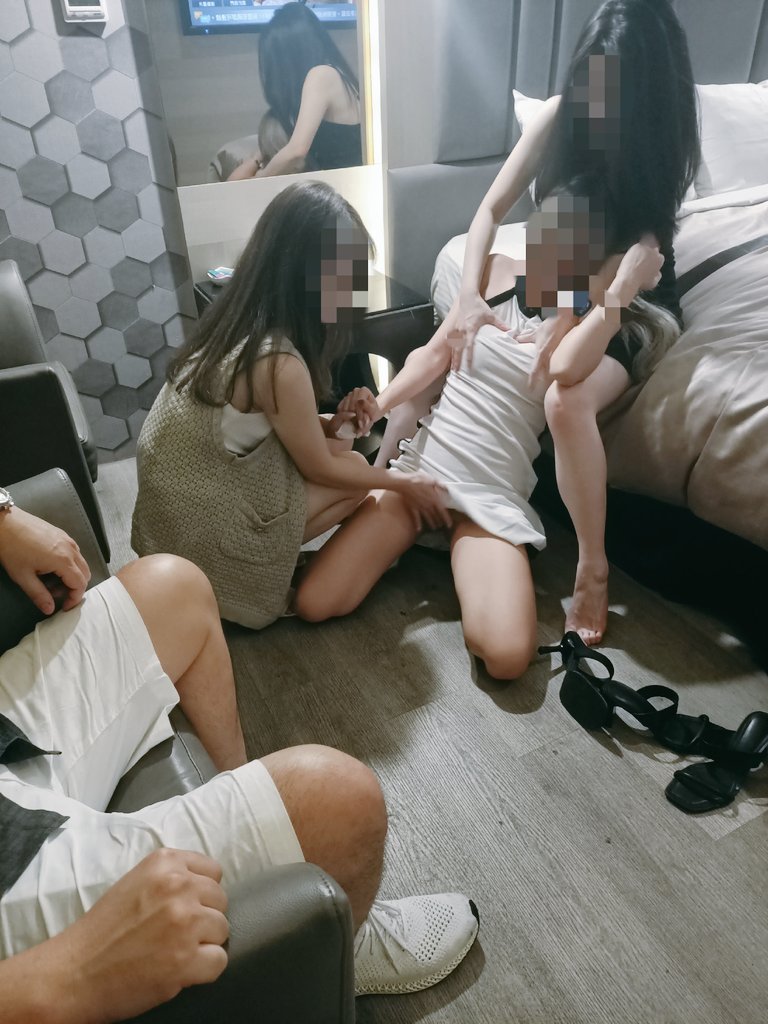 秉大人，此白衣女性慾大發不斷無差別攻擊無辜之女性，目前已受雙女調戲之酷刑望能以示懲戒！

今天認識到多隊新朋友，我們幾位不檢點女性都不穿內衣內褲無限走光肯定有照顧到大家的眼睛並且成功宣傳圈內台中觀光意義

感謝水哥撥空來淫亂了一下，有答應大家要更新歌曲不能忘記哦！
<a href="/Johnson33257572/">V&D</a>