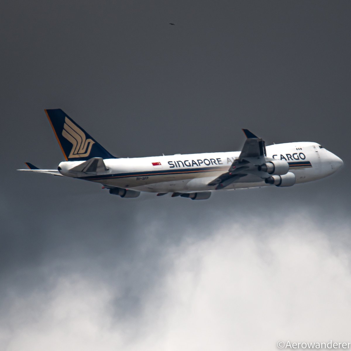 aerowanderer's tweet photo. SINGAPORE AIRLINES CARGO🇸🇬B747-400F

One of the very few B747 operators to Chennai🇮🇳. 9V-SFP, off to her once weekly flight to Amsterdam🇳🇱

That condensation though🤌🏻 https://t.co/uj1MlvYLT5