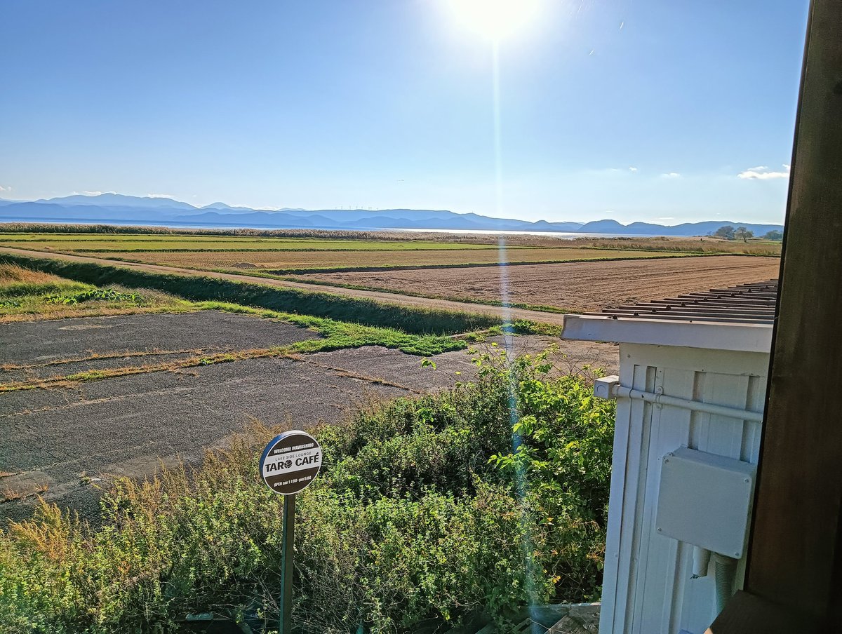 3moun10176473's tweet photo. 久々に高原の湖のほとりのcafeへ☕
時間の概念がなくなり、ホント癒やされますわ〜🫰
#TaroCafe
#ワッフル
#ブラジル珈琲 https://t.co/297bU5Wbfp