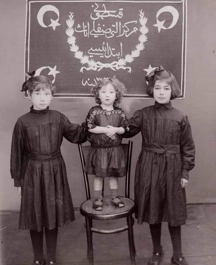 bogar_hatun's tweet photo. Osmanlı dönemi. 1918 yılında Kastamonu'da bir kız ilkokulu.

Resimdeki yazıda "Kastamonu merkez. Altı sınıflı inas iptidaisi (kız ilkokulu)" yazıyor. https://t.co/n8WeazywWc