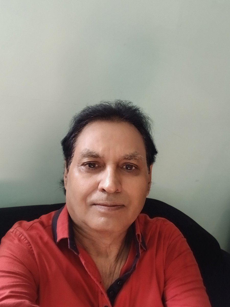 कश्तियां मझधार में हैं नाख़ुदा कोई नहीं
अपनी हिम्मत के अलावा आसरा कोई नहीं 

शुहरतों ने उस बुलंदी पर हमें पहुंचा दिया
अब जहां से लौटने का रास्ता कोई नहीं 

जी रहे हैं किस तरह अब लोग अपनी ज़िंदगी
जैसे दुनिया में किसी से वास्ता कोई नहीं 

- देवमणि पांडेय