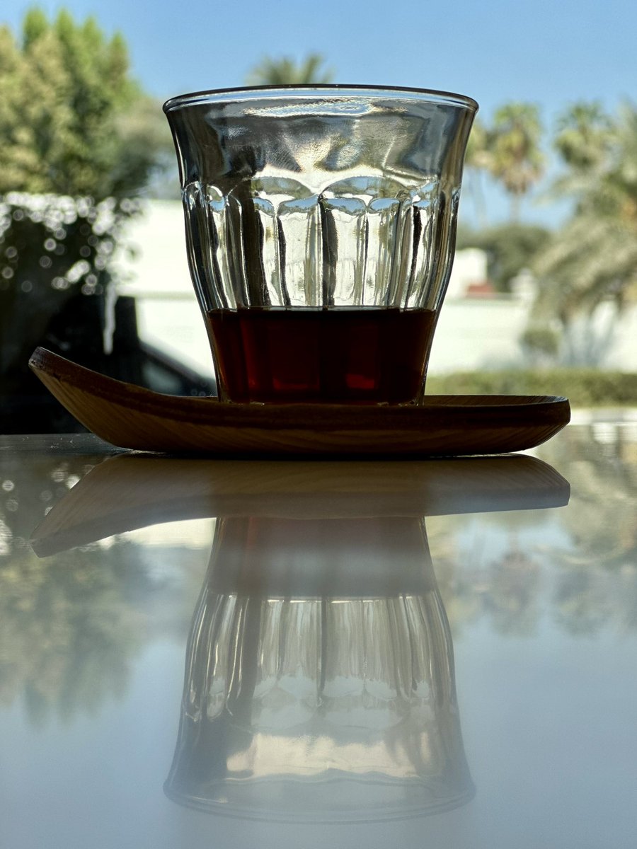 A crystal-clear V60 with vibrant aromas and a shimmering amber reflection.