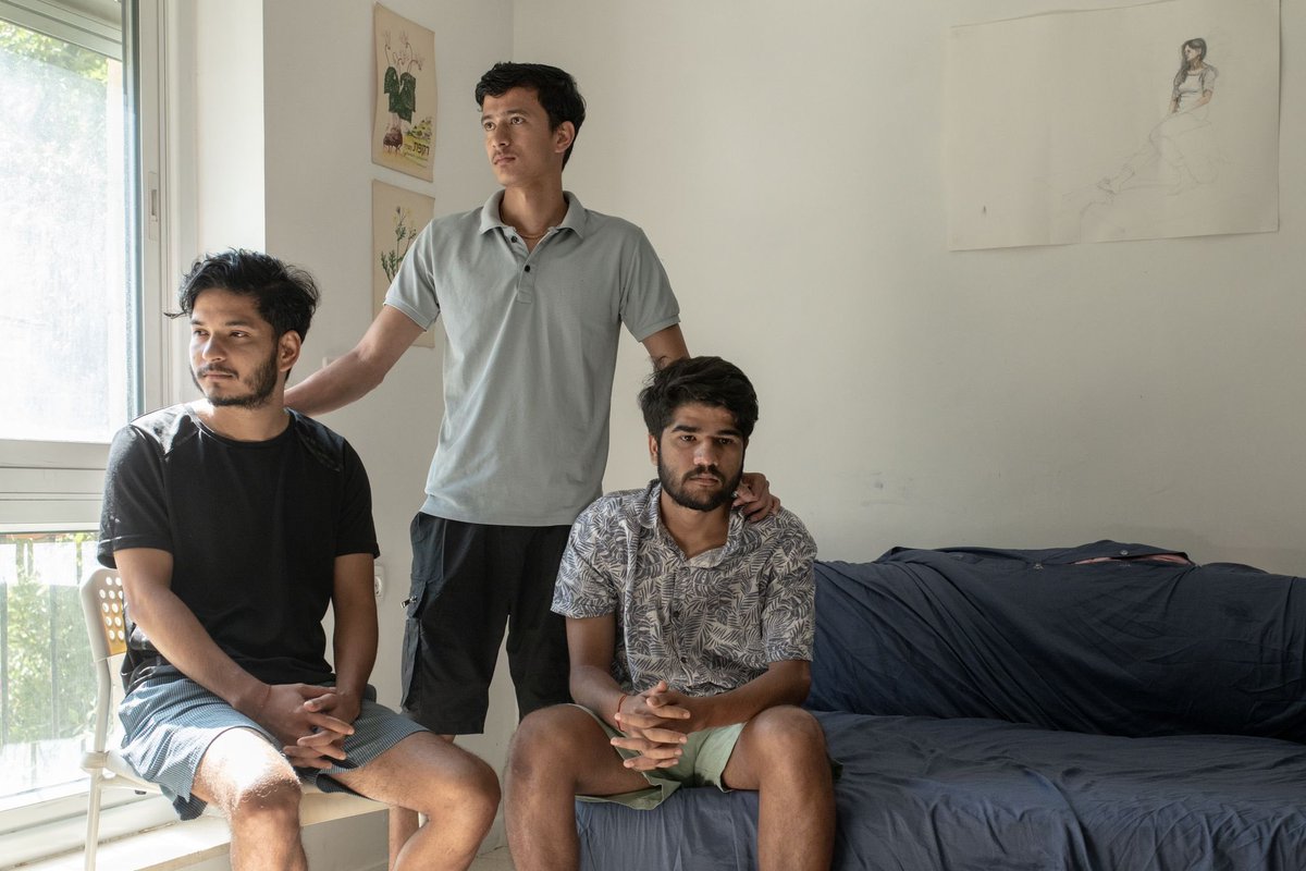 בדירה אחת בבית הכרם בירושלים גרים שלושה שותפים. הם חדשים בשכונה, ולמעשה חדשים גם במדינה — ולא מזמן ציינו שנה לבואם ארצה. על קירות ביתם תלויים איורים של רקפת וסביון, כיאה למי שעבדו בשדות ובחקלאות כאן. על דלת הכניסה מדבקה של דגלי ישראל ונפאל. הימנצ'אל קאטל, בידאן סג'וואל ופראבין