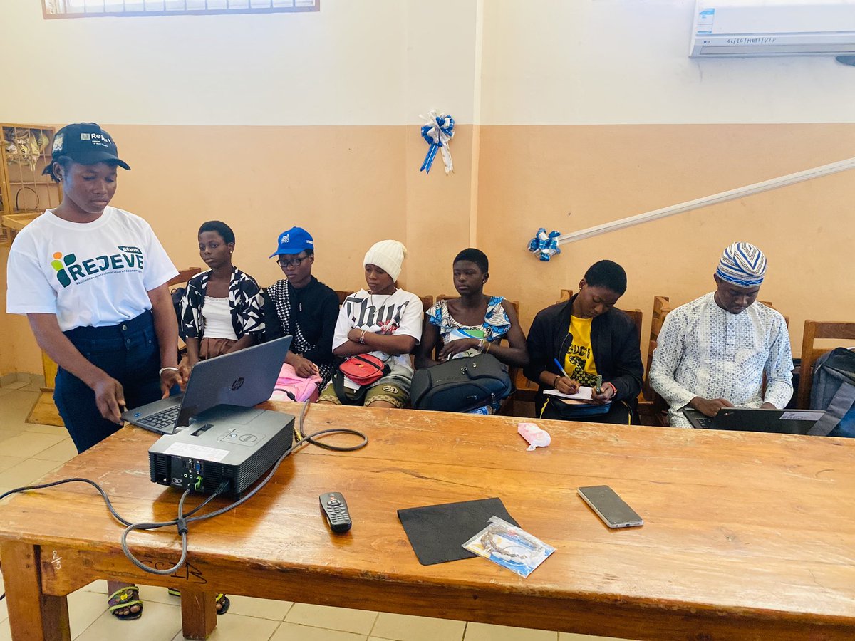 REJEVE-Bénin, par un atelier sur les méthodes naturelles de contraception, animé par la jeune stagiaire, Florence TEKOU, a réuni jeunes et parents pour l’avenir des filles! 

Merci à tous les participants et partenaires pour cette belle réussite!

#JournéeDeLaFille