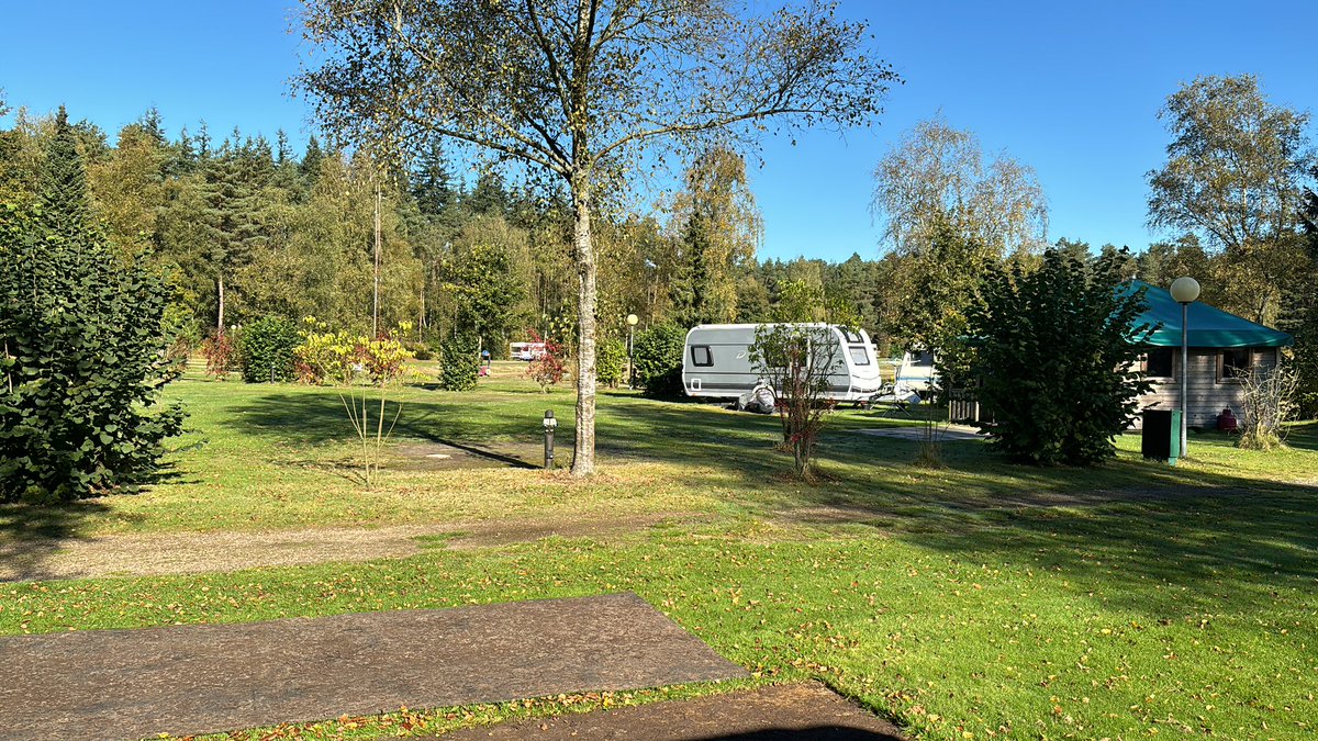 Laatste nachtje op de Veluwe gehad! 🍂Seizoen is over. Gisteravond gezellig etentje gehad met mede kampeerders. Genoten van dit #kleingeluk! 
1 april ‘25 weer hier, vervolgens mei, juni en juli sabbatical. Europa in met onze caravan! #zo’nzinin!! #stelnietuittotlater
