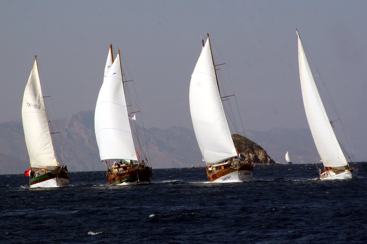 BodrumCup's tweet photo. Geçmiş yılların heyecanını arşivden çıkarıyoruz…⛵️📸 

Nostaljik fotoğraflarla geçmişten bir esintiyle Pazar sabahına başlıyoruz, tekneler yine Bodrum’un rüzgarına karşı yelkenleri açmış, tüm ihtişamıyla yarışırken! 🌊 https://t.co/RxohalSILE