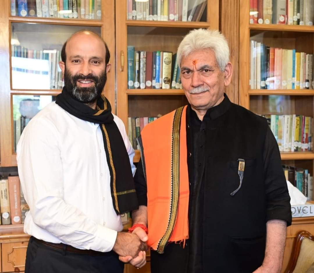 KNSKashmir's tweet image. Kashmir Writers Association President Met LG @manojsinha_ on the occasion of #Dussehra to pay greetings,

@OfficeOfLGJandK @ByYatishYadav