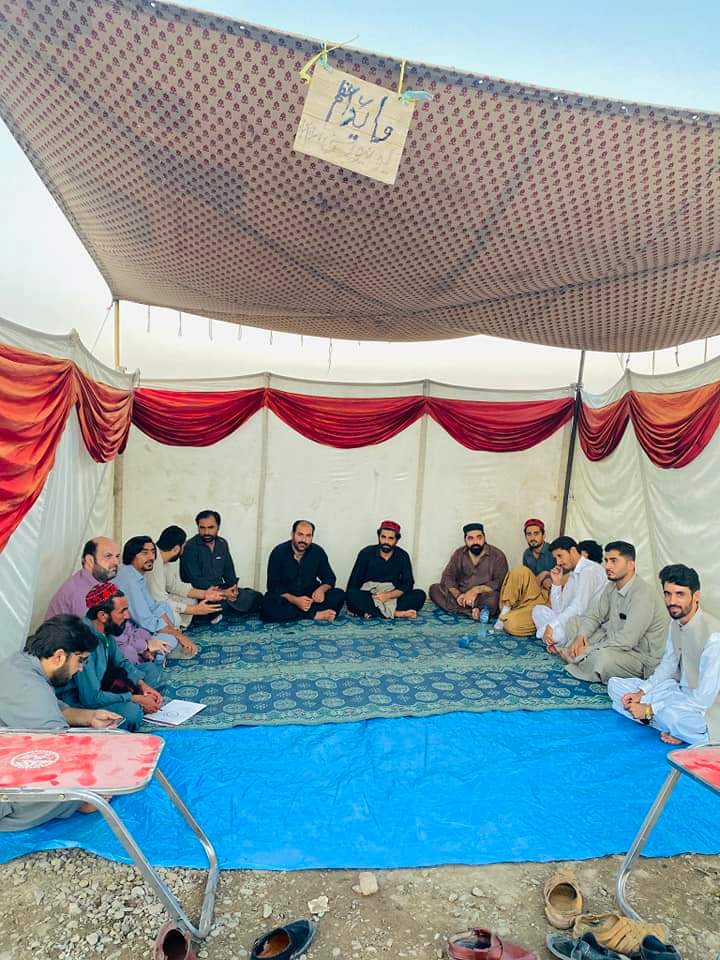 pukhtoonscqau's tweet photo. په لوړ خيبر کې زلزلې دي 
بيا د خوشال بچي د ننګ ميدان ته ځينه.

ګرانو پښتنو تاسو ته مالومه ده چي پښتون وطن د ډېرې مودې راهيسي د ډېر کړکيچن اؤ نازک حالاتو سره مخ دې اؤ د ظلم اؤ جبر توري ورېځې د وطن په هر نښتر اؤ ګلدرو خورې دي.
#PashtunJirga
#PashtunNationalCourt11October
(1/3) https://t.co/lY1BLqjIo8