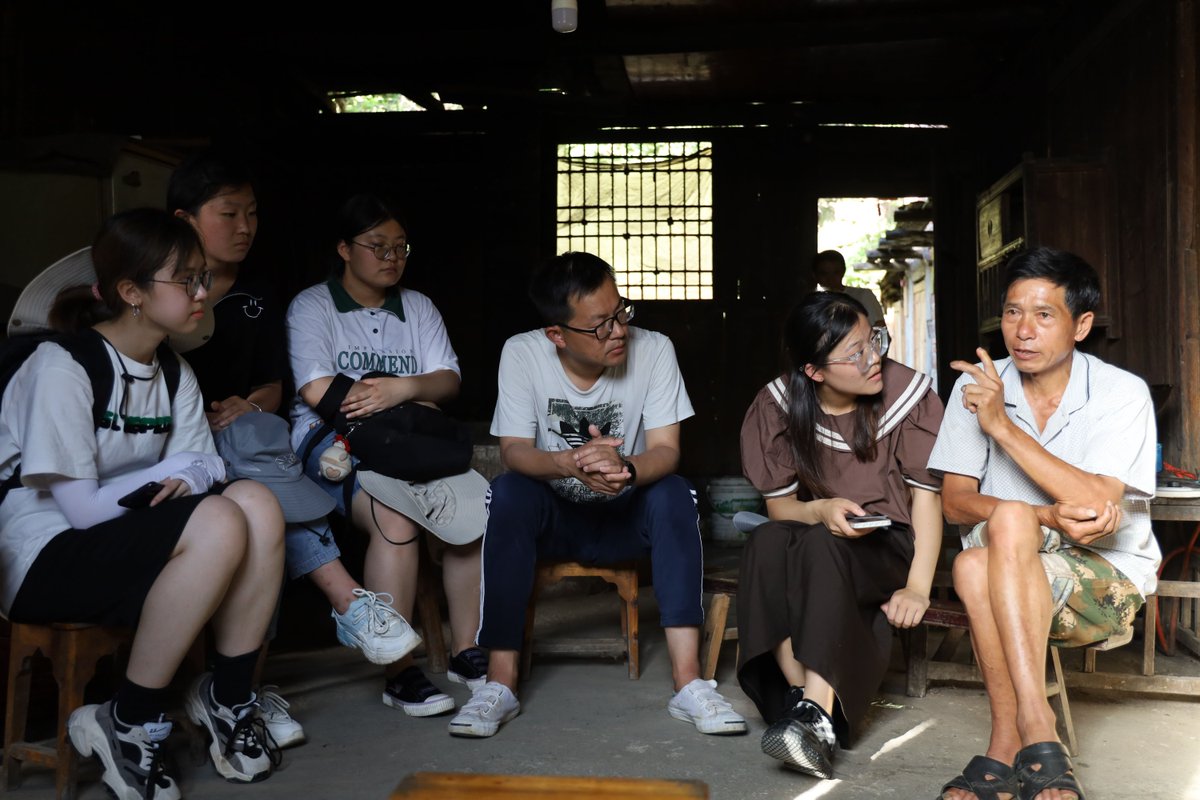 Tsinghua_Uni's tweet image. #THUinCommunity expands with the Huaihua #Revitalization Center! Each batch of #NextGen brings new solutions—from designing packaging for #localproducts to providing medical checkups &amp;amp; hosting activities for left-behind children. We’re #BetterTogether for #sustainabledevelopment!