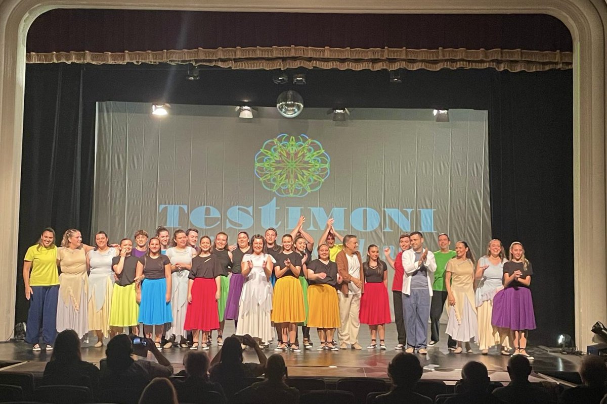 BRAVO! Final de l’espectacle d’ahir a Capellades! Una gran ballada de Testimoni amb el public entregat! Enhorabona als dansaires per aquesta gran ballada! 

#somestecla #testimoni #tarragona #capellades #lalligacapellades #dansa #dansacatalana