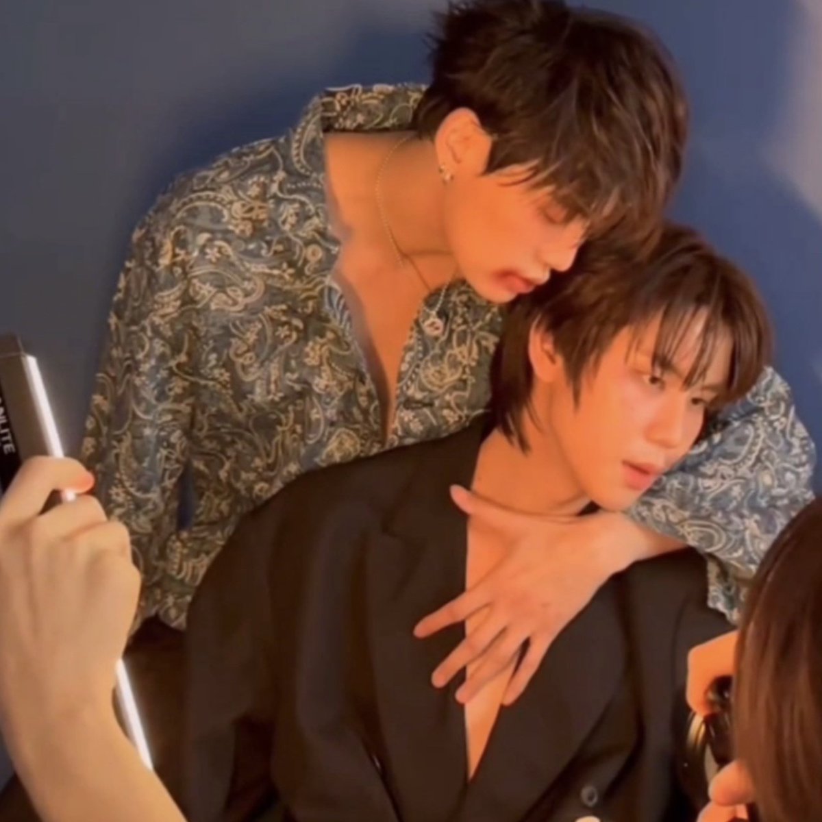PancakeSopa's tweet photo. ดูดิ๊ พี่ช่างภาพแหวกอกเสื้อเปรม และเอามือพี่บุ๋นออก..พี่ยั๊งจะเอามือกลับมาปิด เกือบมิดเลย😂😂  ความหวงเป็นเหตุสังเกตได้ 🤣🤣🤣

#bb0un #prem_space #บุ๋นเปรม
#BounPrem
https://t.co/v4FYU1Wsm6